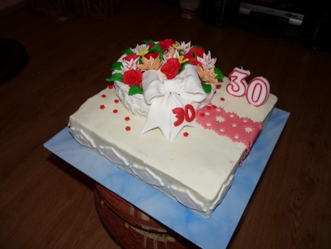 Torta s košíkom plným kvetov