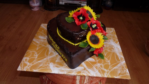 Poschodová torta so slnečnicami a vlčími makmi