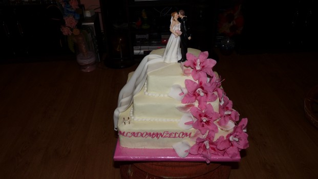 svadobná torta s ľaliami