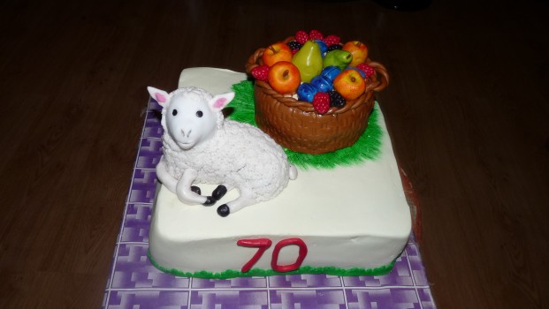torta s ovocím a ovečkou