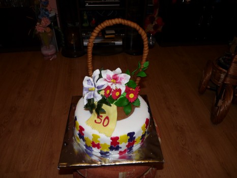 torta s košíkom kvetov
