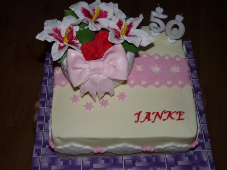 Torta s košíkom kvetov