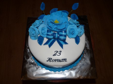 Okrúhla torta s modrými kvetmi