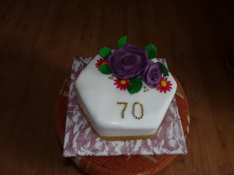 Torta s fialovými ružami