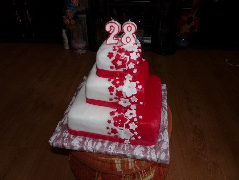 Poschodová torta červeno biela