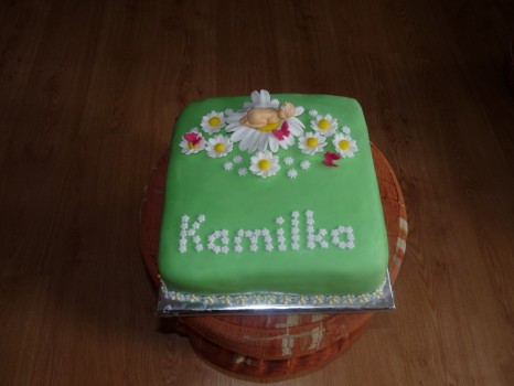 Torta na krst s kamilkami