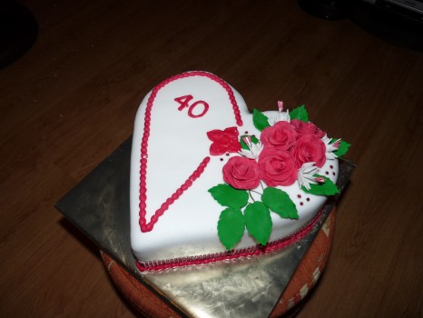 Torta s bordovými ružami