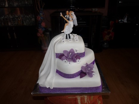 Svadobná torta fialová