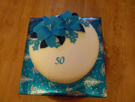Torta s modrými ľaliami