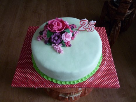 Zelená torta s ružovými kvetmi