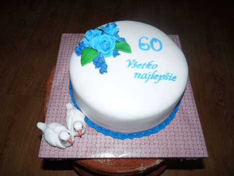 Torta s modrými kvetmi a holubičkami