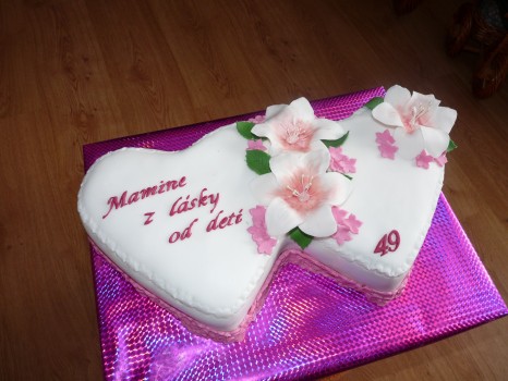 Torta dvojsrdce s ľaliami