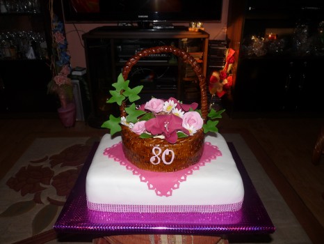 Torta s košíkom kvetov