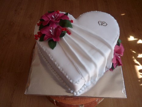 torta na svadbu srdce