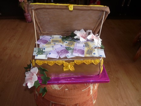 Torta kufor plní peňazí