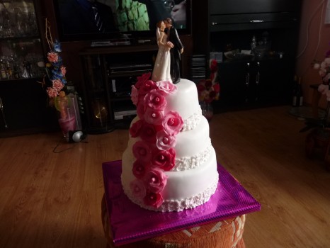 Svadobná torta s ružami