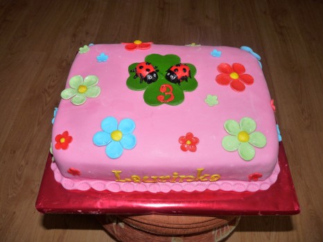 Torta s lienkami a kvietkami