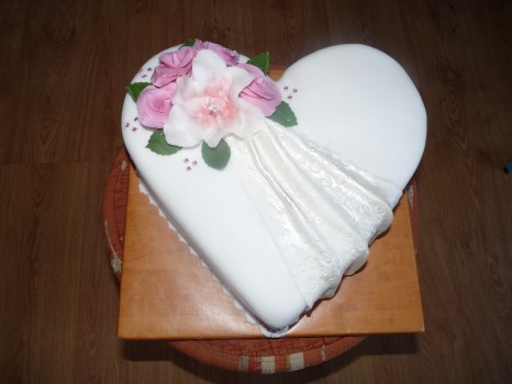Torta srdce s ľaliami