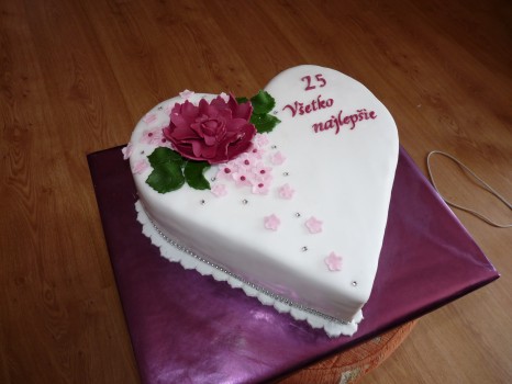 Torta srdce s fialovým kvetom