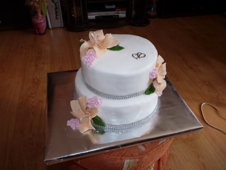 Torta na svadbu poschodová s ľaliami