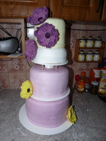 Svadobná torta fialovo žltá