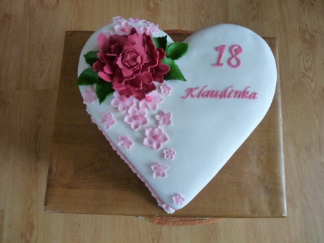 Torta srdce s ružovým kvetom