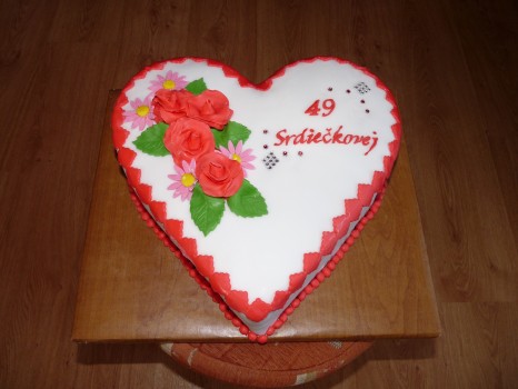 Torta srdce s červenými ružami
