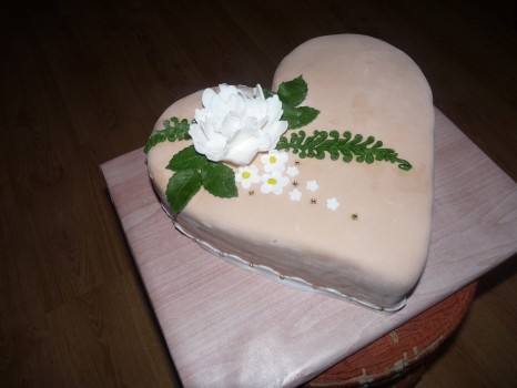 Torta srdce hnedé s bielymi kvetmi