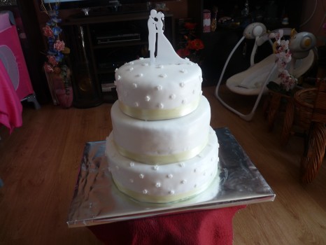 Svadobná poschodová torta biela