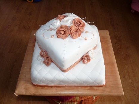 Poschodová torta s ružami