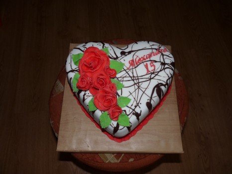 Torta srdce s červenými ružami