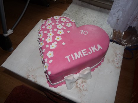 torta ružové srdce s kvietkami