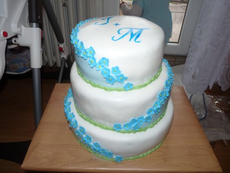 svadobná torta s nezábudkami