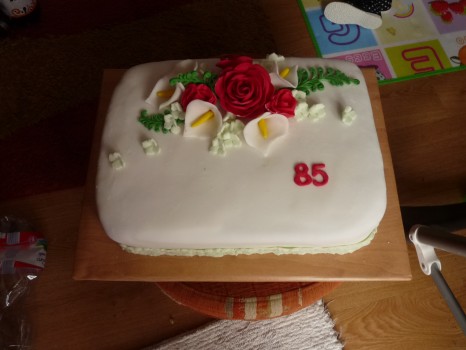 torta s ružami a kalami