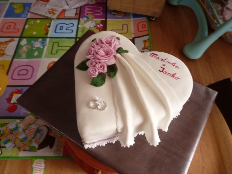torta na svadbu srdce