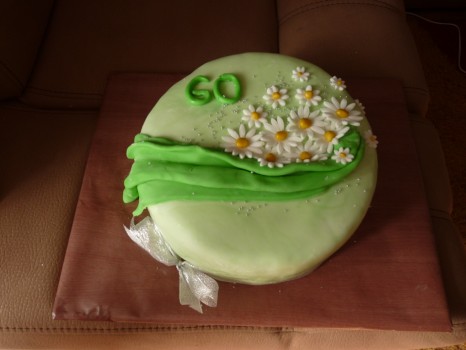 Zelená torta s margarétkami