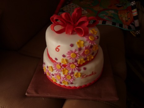 Torta s kvietkami a mašľou