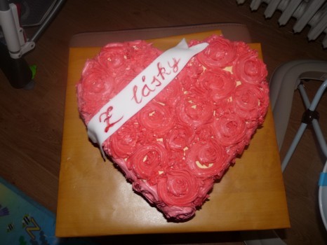 Torta srdce s krémovými ružami