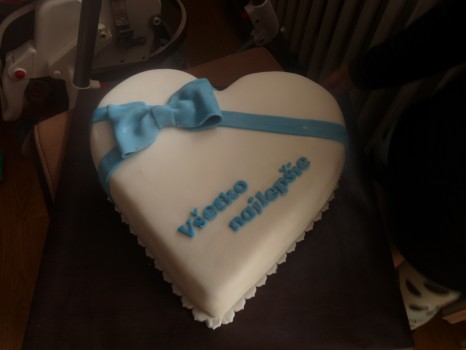 Torta srdce s modrou mašľou