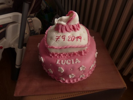 Poschodová torta s vankúšikom a postieľkou