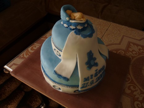 Poschodová torta na krst s košieľkou
