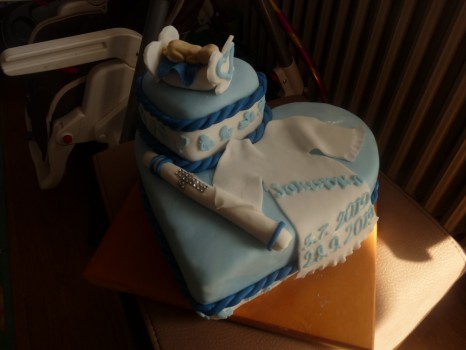 Torta na krst so sviečkou a košieľkou