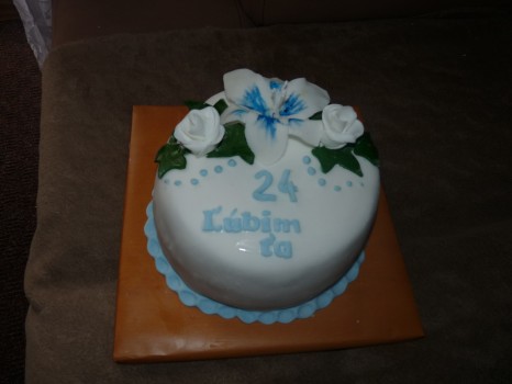 Torta s modrou ľaliou