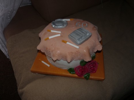 Torta s tabatierkou a cigaretami