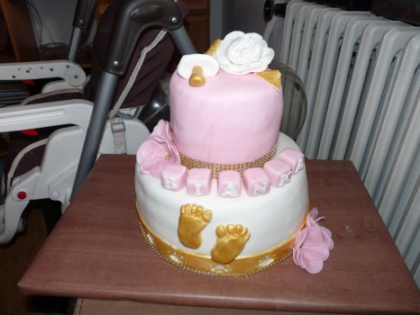 Torta na krst s nožičkami