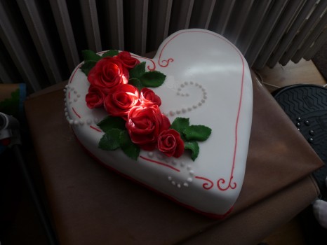 Torta srdce s červenými ružami