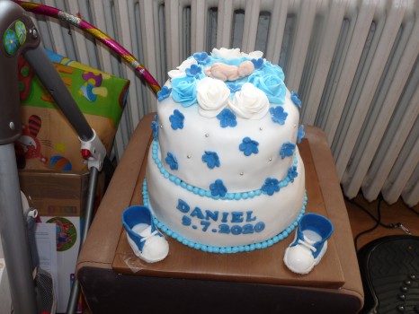 Poschodová torta na krst s bábätkom a topánočkami