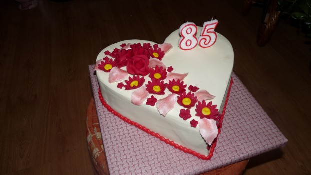 Torta srdce s červenými kvetmi