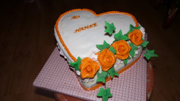 Torta s oranžovými ružami